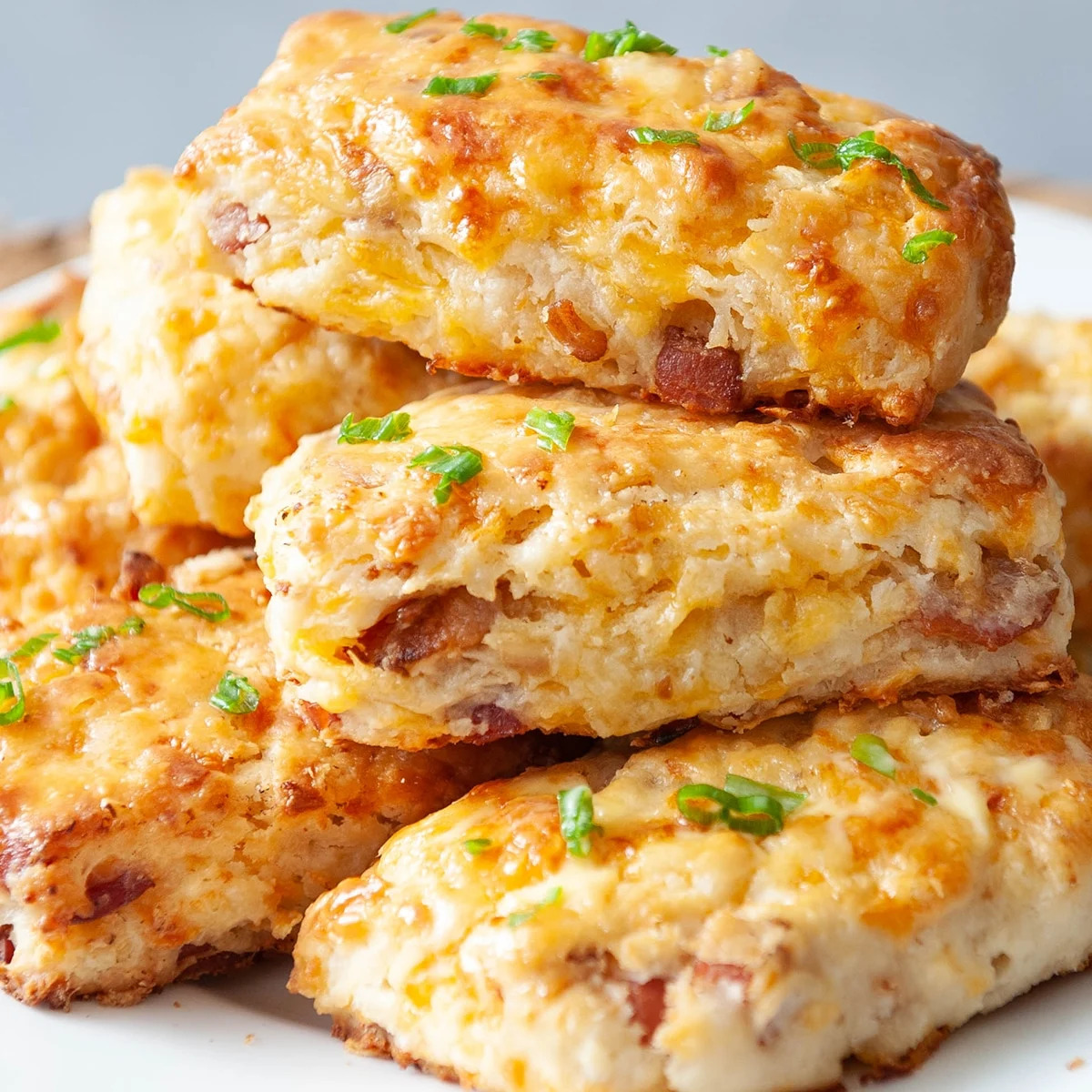 Photo d'un scone salé cheddar et bacon