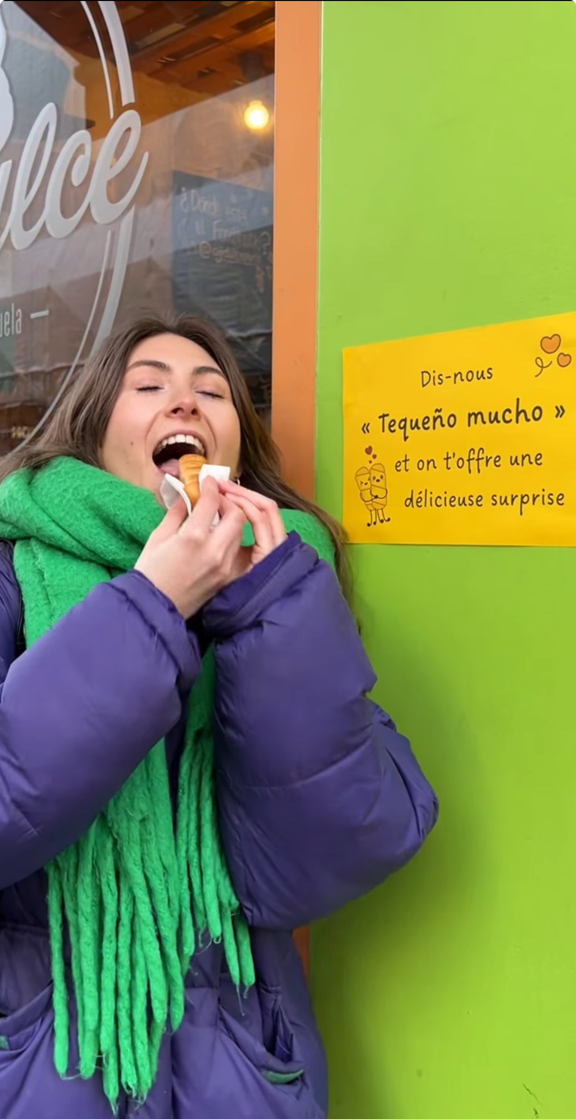 Tequeños de queso dorés et croustillants servis à l'apéritif entre amis
