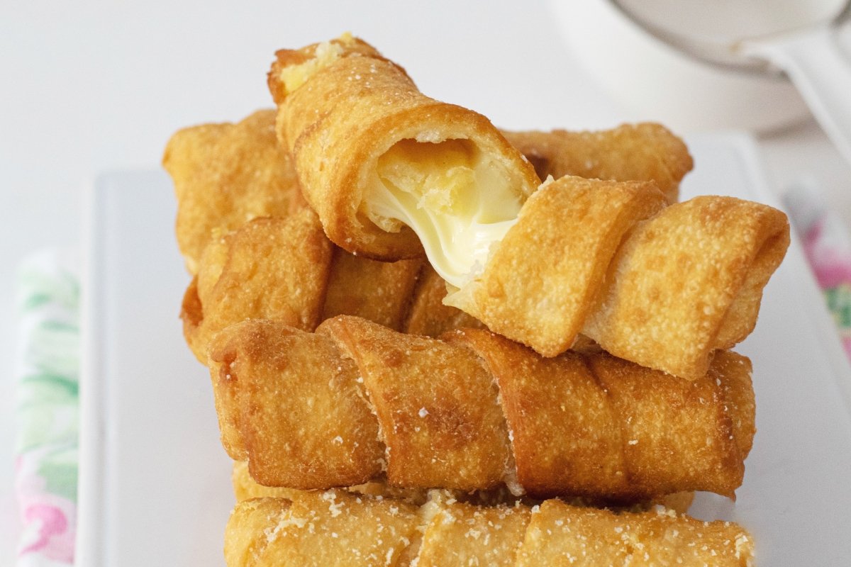 Tequeños de queso dorés et croustillants servis à l'apéritif entre amis